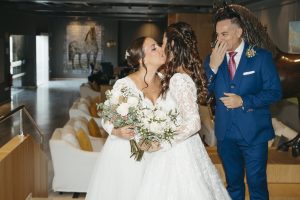 Irene y Marina el día de su boda en Jerez de la Frontera, tras llegar en coches de caballo a la Alameda Vieja antes de su ceremonia civil en la Bodega Álvaro Domecq.