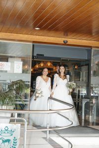 Irene y Marina el día de su boda en Jerez de la Frontera, tras llegar en coches de caballo a la Alameda Vieja antes de su ceremonia civil en la Bodega Álvaro Domecq.