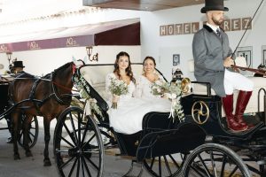 Irene y Marina el día de su boda en Jerez de la Frontera, tras llegar en coches de caballo a la Alameda Vieja antes de su ceremonia civil en la Bodega Álvaro Domecq.