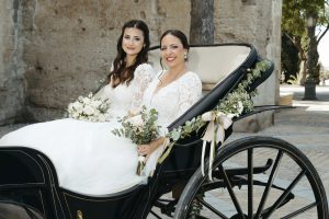 Irene y Marina el día de su boda en Jerez de la Frontera, tras llegar en coches de caballo a la Alameda Vieja antes de su ceremonia civil en la Bodega Álvaro Domecq.