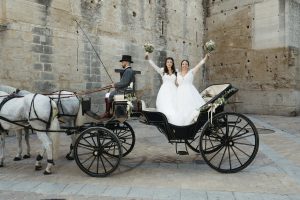 Irene y Marina el día de su boda en Jerez de la Frontera, tras llegar en coches de caballo a la Alameda Vieja antes de su ceremonia civil en la Bodega Álvaro Domecq.