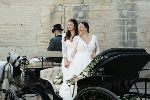 Irene y Marina el día de su boda en Jerez de la Frontera, tras llegar en coches de caballo a la Alameda Vieja antes de su ceremonia civil en la Bodega Álvaro Domecq.