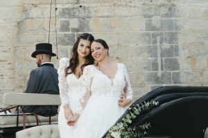 Irene y Marina el día de su boda en Jerez de la Frontera, tras llegar en coches de caballo a la Alameda Vieja antes de su ceremonia civil en la Bodega Álvaro Domecq.