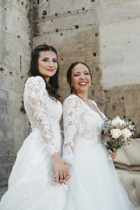 Irene y Marina el día de su boda en Jerez de la Frontera, tras llegar en coches de caballo a la Alameda Vieja antes de su ceremonia civil en la Bodega Álvaro Domecq.