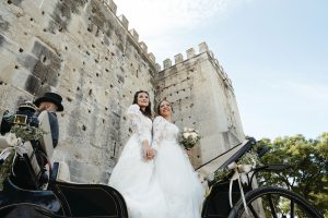 Irene y Marina el día de su boda en Jerez de la Frontera, tras llegar en coches de caballo a la Alameda Vieja antes de su ceremonia civil en la Bodega Álvaro Domecq.