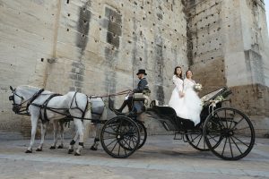 Irene y Marina el día de su boda en Jerez de la Frontera, tras llegar en coches de caballo a la Alameda Vieja antes de su ceremonia civil en la Bodega Álvaro Domecq.