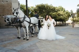 Irene y Marina el día de su boda en Jerez de la Frontera, tras llegar en coches de caballo a la Alameda Vieja antes de su ceremonia civil en la Bodega Álvaro Domecq.