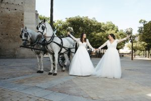 Irene y Marina el día de su boda en Jerez de la Frontera, tras llegar en coches de caballo a la Alameda Vieja antes de su ceremonia civil en la Bodega Álvaro Domecq.