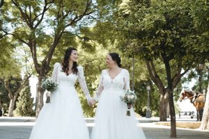 Irene y Marina el día de su boda en Jerez de la Frontera, tras llegar en coches de caballo a la Alameda Vieja antes de su ceremonia civil en la Bodega Álvaro Domecq.