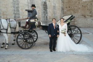 Irene y Marina el día de su boda en Jerez de la Frontera, tras llegar en coches de caballo a la Alameda Vieja antes de su ceremonia civil en la Bodega Álvaro Domecq.