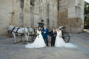 Irene y Marina el día de su boda en Jerez de la Frontera, tras llegar en coches de caballo a la Alameda Vieja antes de su ceremonia civil en la Bodega Álvaro Domecq.