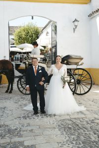 Irene y Marina el día de su boda en Jerez de la Frontera, tras llegar en coches de caballo a la Alameda Vieja antes de su ceremonia civil en la Bodega Álvaro Domecq.