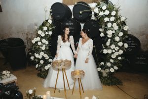 Irene y Marina el día de su boda en Jerez de la Frontera, tras llegar en coches de caballo a la Alameda Vieja antes de su ceremonia civil en la Bodega Álvaro Domecq.