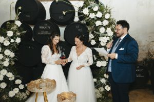 Irene y Marina el día de su boda en Jerez de la Frontera, tras llegar en coches de caballo a la Alameda Vieja antes de su ceremonia civil en la Bodega Álvaro Domecq.