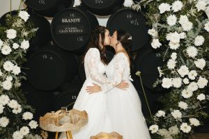 Irene y Marina el día de su boda en Jerez de la Frontera, tras llegar en coches de caballo a la Alameda Vieja antes de su ceremonia civil en la Bodega Álvaro Domecq.