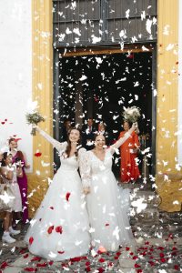 Irene y Marina el día de su boda en Jerez de la Frontera, tras llegar en coches de caballo a la Alameda Vieja antes de su ceremonia civil en la Bodega Álvaro Domecq.