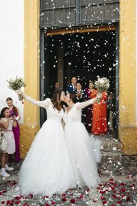 Irene y Marina el día de su boda en Jerez de la Frontera, tras llegar en coches de caballo a la Alameda Vieja antes de su ceremonia civil en la Bodega Álvaro Domecq.