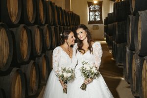 Irene y Marina el día de su boda en Jerez de la Frontera, tras llegar en coches de caballo a la Alameda Vieja antes de su ceremonia civil en la Bodega Álvaro Domecq.