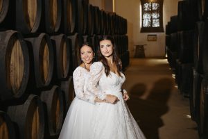 Irene y Marina el día de su boda en Jerez de la Frontera, tras llegar en coches de caballo a la Alameda Vieja antes de su ceremonia civil en la Bodega Álvaro Domecq.