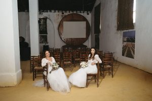 Irene y Marina el día de su boda en Jerez de la Frontera, tras llegar en coches de caballo a la Alameda Vieja antes de su ceremonia civil en la Bodega Álvaro Domecq.