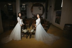 Irene y Marina el día de su boda en Jerez de la Frontera, tras llegar en coches de caballo a la Alameda Vieja antes de su ceremonia civil en la Bodega Álvaro Domecq.