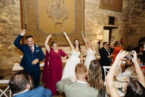 Irene y Marina el día de su boda en Jerez de la Frontera, tras llegar en coches de caballo a la Alameda Vieja antes de su ceremonia civil en la Bodega Álvaro Domecq.