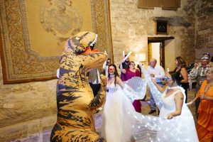 Irene y Marina el día de su boda en Jerez de la Frontera, tras llegar en coches de caballo a la Alameda Vieja antes de su ceremonia civil en la Bodega Álvaro Domecq.