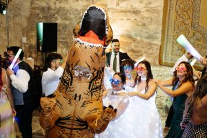 Irene y Marina el día de su boda en Jerez de la Frontera, tras llegar en coches de caballo a la Alameda Vieja antes de su ceremonia civil en la Bodega Álvaro Domecq.