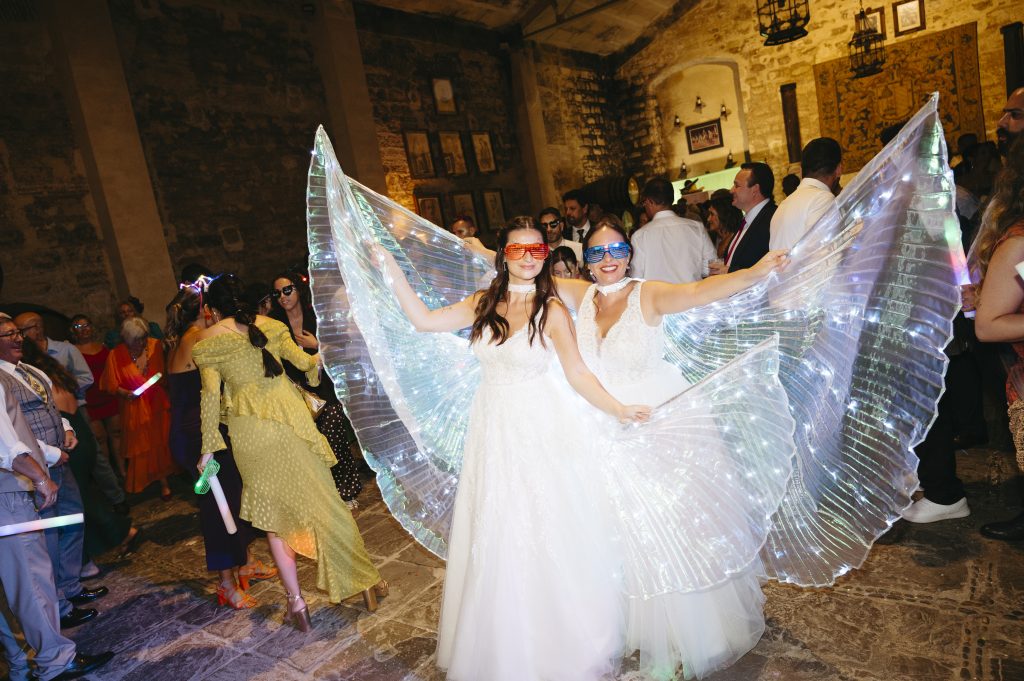 Irene y Marina el día de su boda en Jerez de la Frontera, tras llegar en coches de caballo a la Alameda Vieja antes de su ceremonia civil en la Bodega Álvaro Domecq.