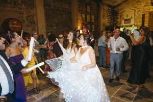 Irene y Marina el día de su boda en Jerez de la Frontera, tras llegar en coches de caballo a la Alameda Vieja antes de su ceremonia civil en la Bodega Álvaro Domecq.