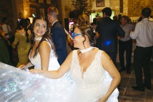 Irene y Marina el día de su boda en Jerez de la Frontera, tras llegar en coches de caballo a la Alameda Vieja antes de su ceremonia civil en la Bodega Álvaro Domecq.