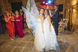 Irene y Marina el día de su boda en Jerez de la Frontera, tras llegar en coches de caballo a la Alameda Vieja antes de su ceremonia civil en la Bodega Álvaro Domecq.