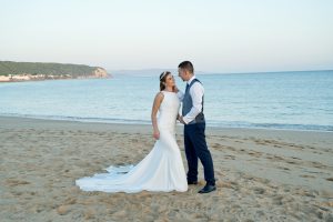 Carolina y Mario en su sesión de postboda en Caños de Meca al atardecer
