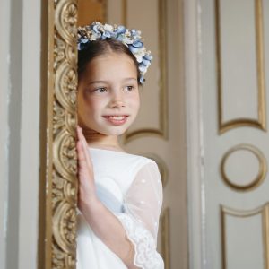 Sesión de fotos de comunión en jardín Niño de comunión posando al aire libre Fotografía de comunión