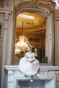 Sesión de fotos de comunión en jardín Niño de comunión posando al aire libre Fotografía de comunión