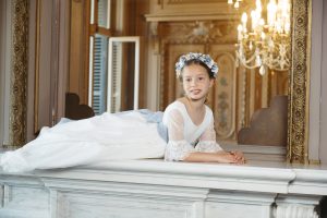 Sesión de fotos de comunión en jardín Niño de comunión posando al aire libre Fotografía de comunión