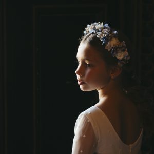 Sesión de fotos de comunión en jardín Niño de comunión posando al aire libre Fotografía de comunión