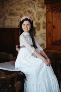 Sesión de fotos de comunión en jardín Niño de comunión posando al aire libre Fotografía de comunión