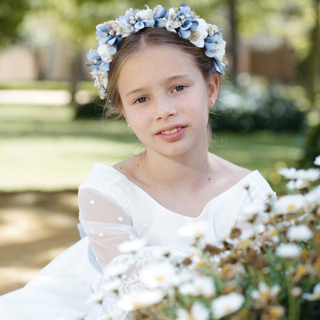Sesión de fotos de comunión en jardín Niño de comunión posando al aire libre Fotografía de comunión