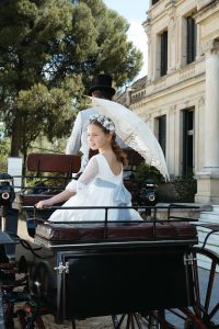 Sesión de fotos de comunión en jardín Niño de comunión posando al aire libre Fotografía de comunión