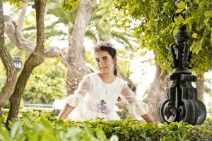 Sesión de fotos de comunión en jardín Niño de comunión posando al aire libre Fotografía de comunión