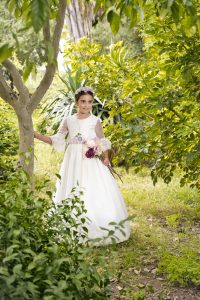 Sesión de fotos de comunión en jardín Niño de comunión posando al aire libre Fotografía de comunión
