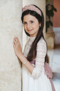 Sesión de fotos de comunión en jardín Niño de comunión posando al aire libre Fotografía de comunión
