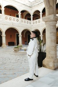Sesión de fotos de comunión en jardín Niño de comunión posando al aire libre Fotografía de comunión