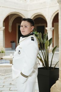 Sesión de fotos de comunión en jardín Niño de comunión posando al aire libre Fotografía de comunión