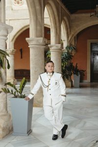 Sesión de fotos de comunión en jardín Niño de comunión posando al aire libre Fotografía de comunión