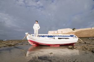 Sesión de fotos de comunión en jardín Niño de comunión posando al aire libre Fotografía de comunión
