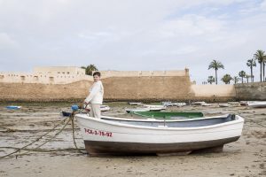 Sesión de fotos de comunión en jardín Niño de comunión posando al aire libre Fotografía de comunión