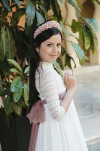 Sesión de fotos de comunión en jardín Niño de comunión posando al aire libre Fotografía de comunión