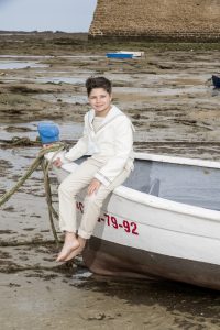 Sesión de fotos de comunión en jardín Niño de comunión posando al aire libre Fotografía de comunión